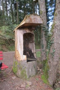 Toilette Schwarzwald_Die Toilette befindet sich neben einem Wanderweg in der Nähe von Einbach (Hausach).