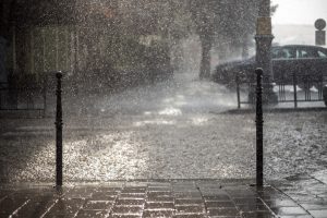 Starkenregen prasselt auf Straße