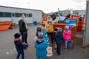 Kinder stehen am Mischschrott-Container