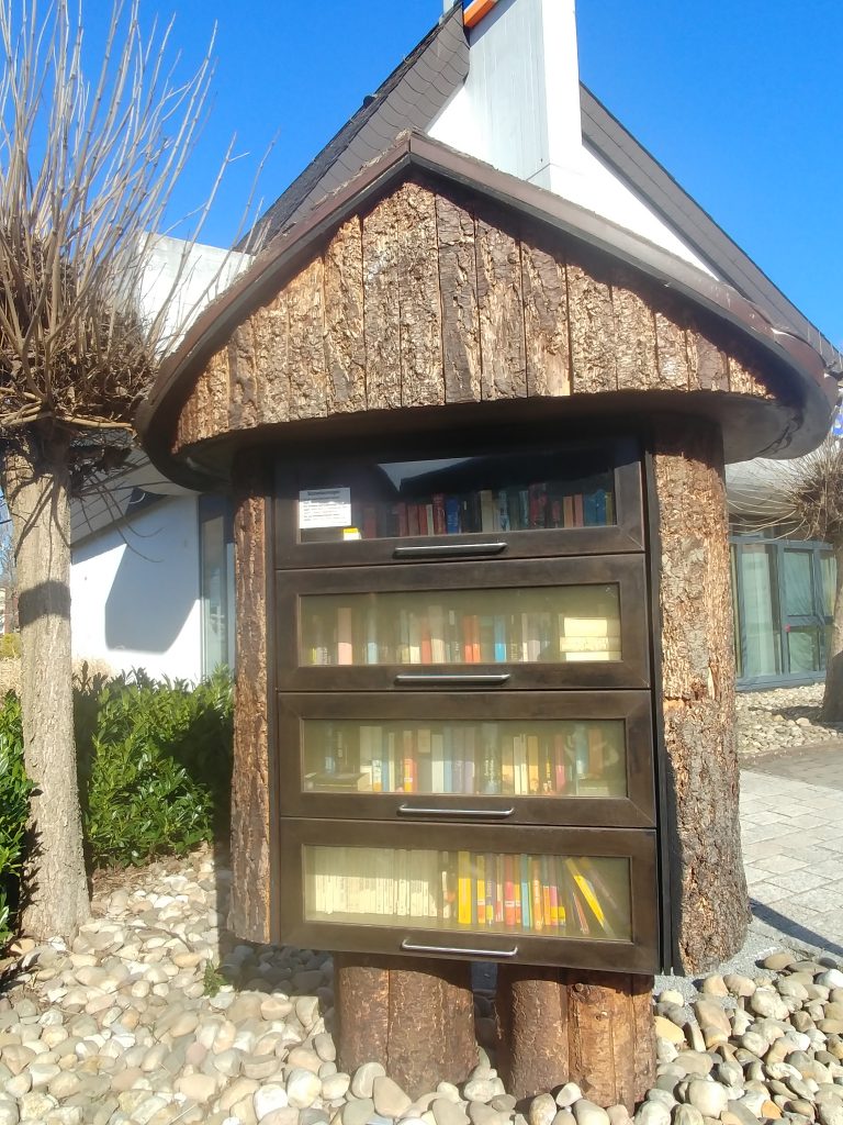 Büchschrank in einem aus Holz gebauten Bücherbaum