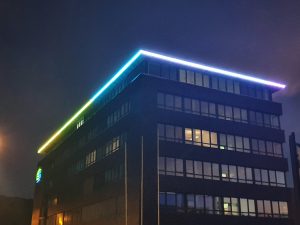 EVS Verwaltungsgebäude mit LED-Band in Regenbogenfarben