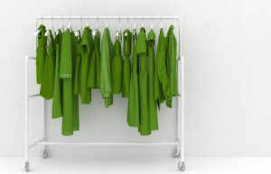 monotone , grüne Kleider an einem Kleiderständer hängend