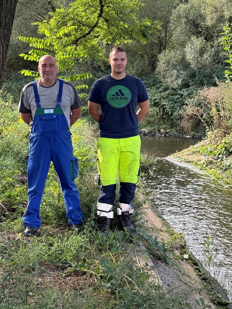 Manfred Lehnert und Matthias Will am Auslauf der EVS-Kläranlage Wellesweiler